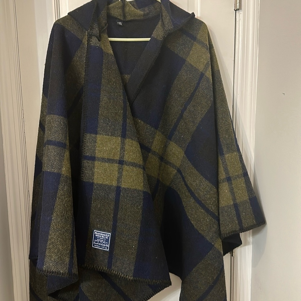 100% wool USA made cape/poncho with hood from Faribault Mills MN  heavy warm